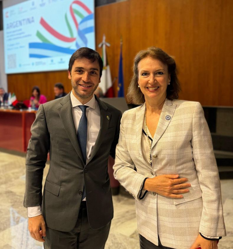 Ignacio Torres, gobernador de Chubut, junto a la Canciller, Diana Mondino.