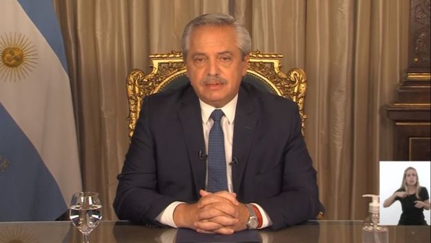 Fernández estrenó cadena la noche del regreso de Macri