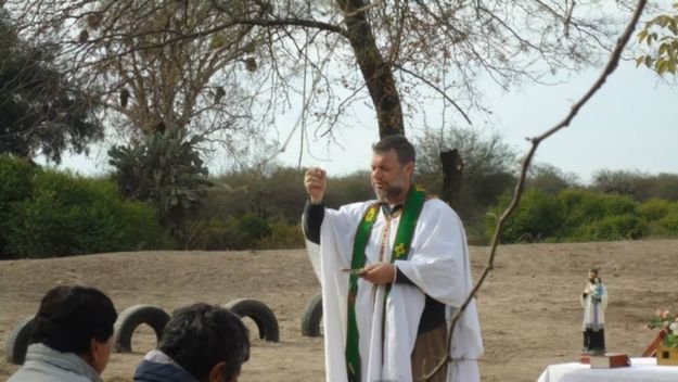 Un cura K de Santiago choca con Zamora y es la pesadilla de los sojeros