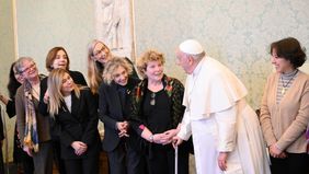 Jorge Bergoglio con las periodistas de la revista Donne -Chiesa-Mondo