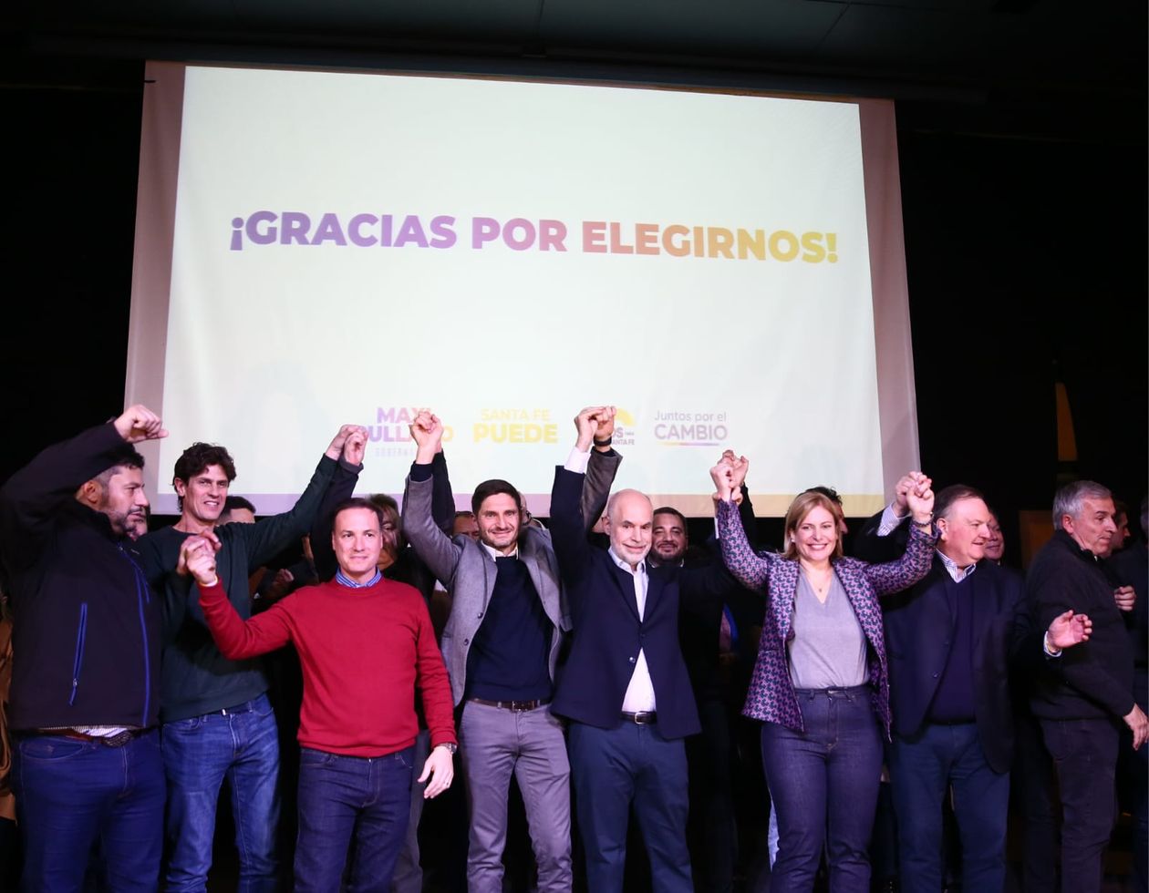 Horacio Rodríguez Larreta junto a Maximiliano Pullaro en el búnker durante el festejo.