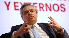 Fernández viaja a España y deja la campaña en una semana crítica