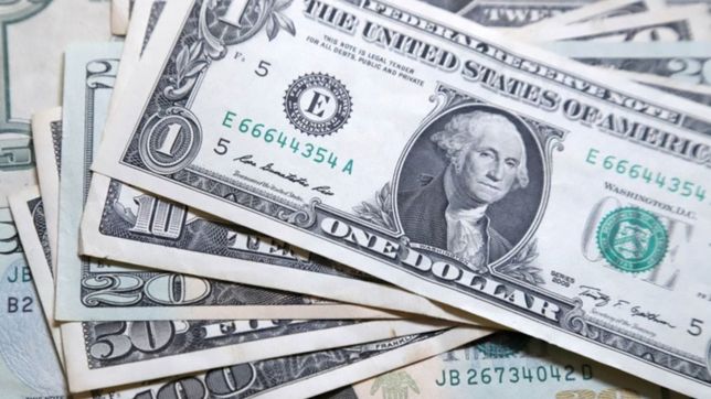 turistazo: tras la queja presidencial, el dolar blue volo a 301 pesos