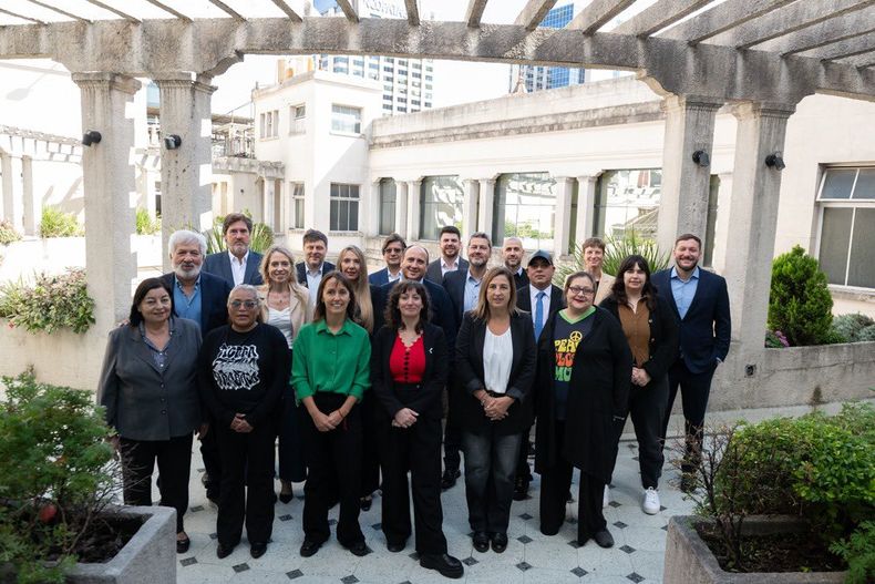 El bloque legislativo del peronismo porteño condenó la condena y detención de Cristina Fernández de Kirchner, para intentar descomprimir la tensión de los últimos días.