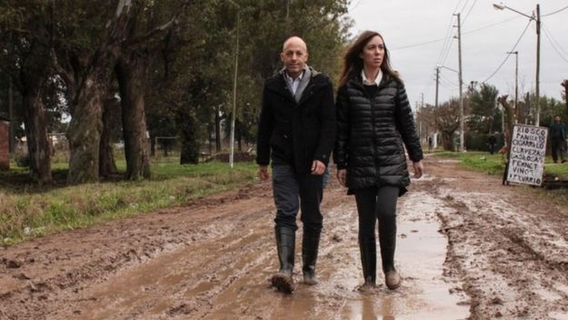 Ducoté inaugura maternidad financiada con fondos de una papelera contaminante