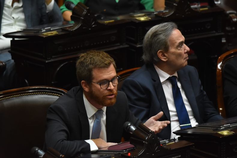 Nicolás Massot y Miguel Ángel Pichetto, a cargo de la propuesta de Aerolíneas Argentinas. Nicolás Massot y Miguel Ángel Pichetto, a cargo de la propuesta de Aerolíneas Argentinas.