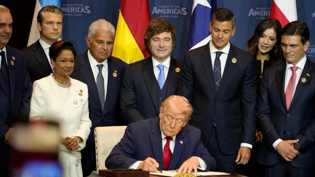 Javier Milei, detrás de Donald Trump. Javier Milei, detrás de Donald Trump.