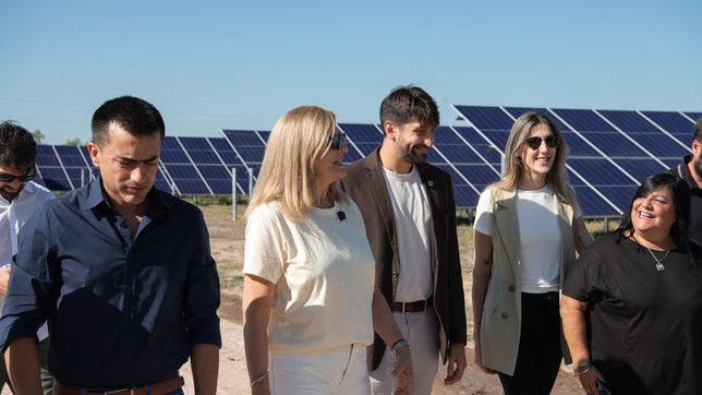 La intendenta Rosario Romero caminando por Paraná junto al viceintendente David Cáceres, al jefe de Gabinete Santiago Halle y a la concejala Luisina Minni.