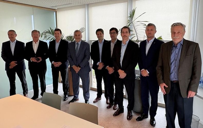 Los directivos de Tecpetrol y Crown Point tras alcanzar el acuerdo.