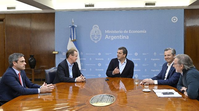 Guillermo Michel, Gustavo Bordet, Sergio Massa, Adán Bahl y Juan José Bahillo en el ministerio de Economía. Mantuvieron un encuentro para diagramar el trabajo de cara al ballotage.