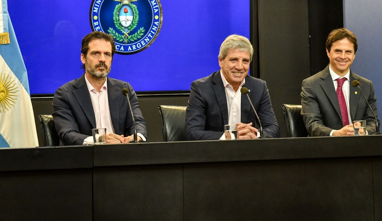 Toto Caputo usa fondos de la ANSES para reactivar la construcción con créditos hipotecarios&nbsp;