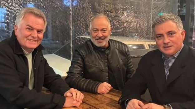 Sebastián Pareja junto a Oscar Liberman y Héctor Gay, candidatos de LLA en Bahía Blanca