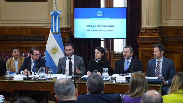 El senador Ezequiel Atauche (LLA),&nbsp; con los funcionarios, durante el debate de jubilaciones.&nbsp;