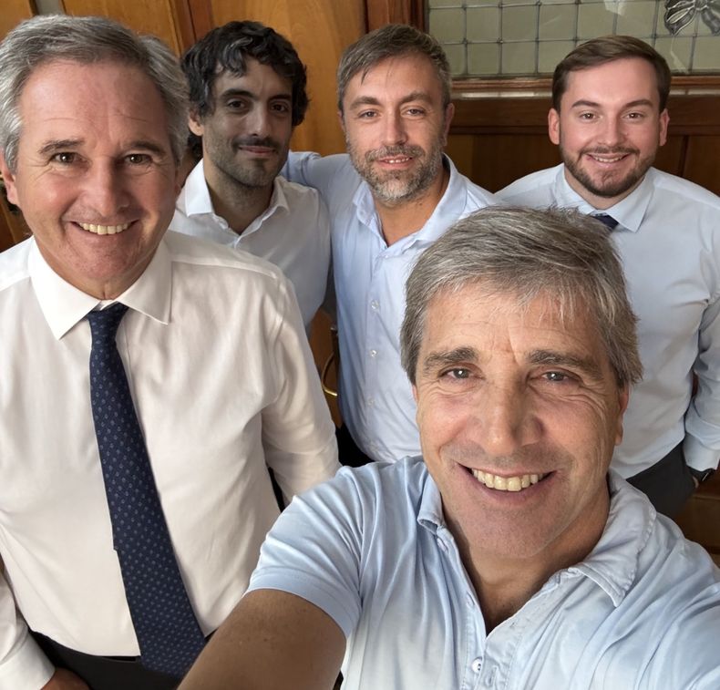 Toto Caputo, Pablo Quirno y el equipo de asesores
