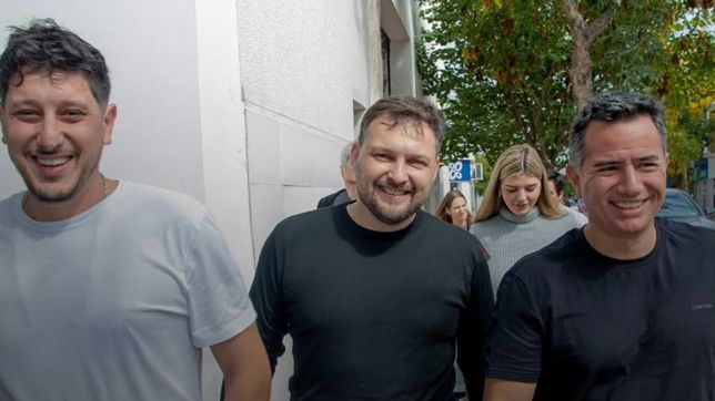 Gabriel Bornoroni, junto a los dos integrantes de La Libertad Avanza de Arroyito que decidieron dar un paso al costado. 