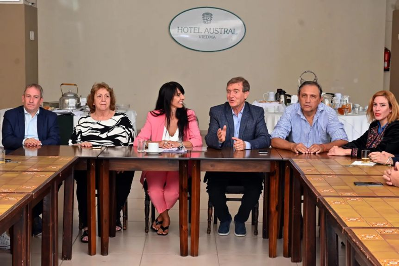 La Libertad Avanza en Río Negro. Lorena Villaverde y Aníbal Tortoriello en una conferencia.