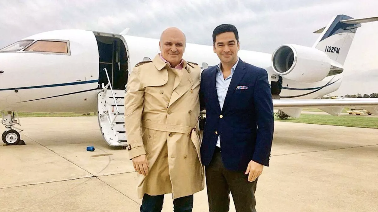 José Luis Espert posa junto a Nazareno Etchepare frente al avión de Fred Machado que usó durante la campaña presidencial de 2019.