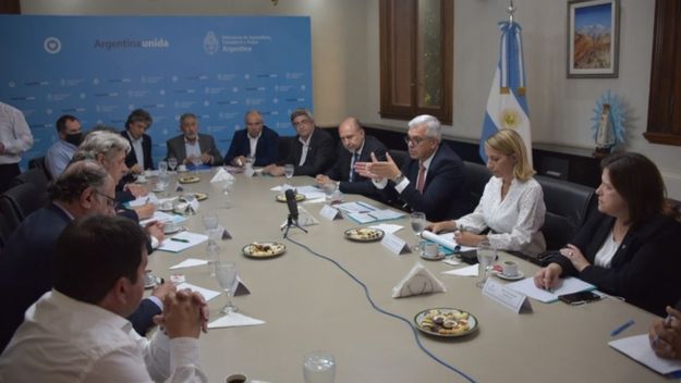 La Mesa de Enlace baja armas mientras pesca en el río revuelto del Gobierno