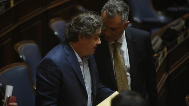 Carlos Kikuchi cuchichea con Sebastián Pareja, el armador de las listas oficiales de La Libertad Avanza.