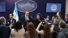 Javier Milei y el exvocero Manuel Adorni en la sala de conferencias de la Casa Rosada, cuando todavía podían entrar periodistas.
