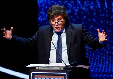 Milei agita el bidón de nafta y el Gobierno se resigna a un dólar a $1000