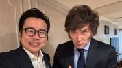 Selfie. Javier Milei con Julian Peh, el fundador de KIP Protocol.