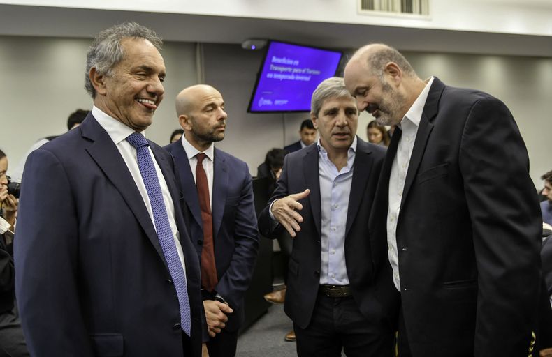 Daniel Scioli con otros funcionarios de Javier Milei