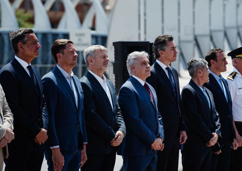 Martín Llaryora encabezó este lunes un acto homenaje a las victimas del atentado en Río Tercero
