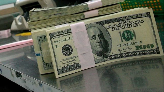la intervencion del central no alcanzo y el dolar minorista cerro en $23,22