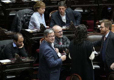 Germán Martínez (UP) habla con Nicolás Massot, de Encuentro Federal, bloques de la oposición que debaten el Presupuesto.  Germán Martínez (UP) habla con Nicolás Massot, de Encuentro Federal, bloques de la oposición que debaten el Presupuesto.