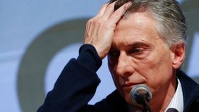 Durísimo revés a Macri: le prohíben viajar al exterior