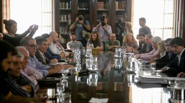 vidal cierra la paritaria estatal con el acompanamiento de los gremios amigos