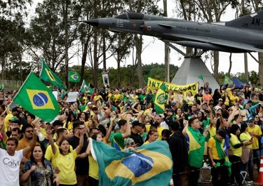 La rendición de Bolsonaro no calma a sus bases, que recalientan la calle