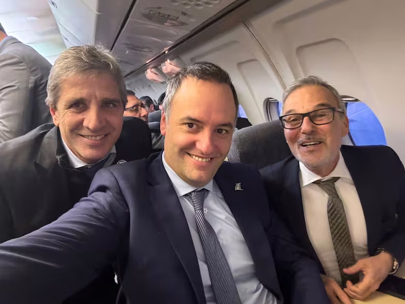 Toto Caputo (Economía), Manuel Adorni (Vocería) y Mario Russo (Salud). 