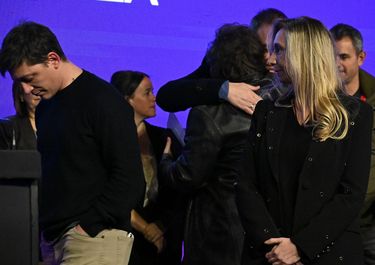 Santiago Caputo y Karina Milei.