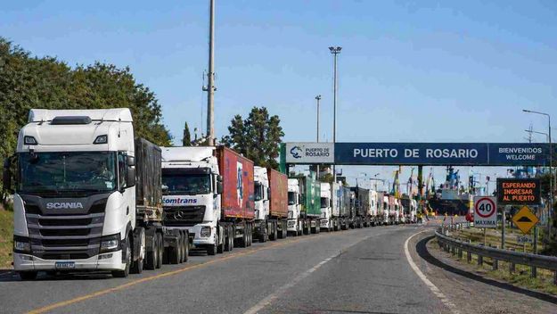 Puertos del Gran Rosario, al límite por la cosecha récord y el aluvión de camiones