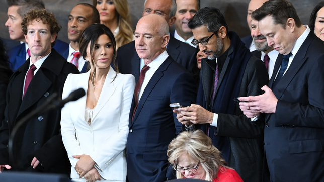 Mark Zuckerberg (Meta), Jeff Bezos (Amazon) y Elon Musk (Tesla y Twitter) en la asunción de Donald Trump.