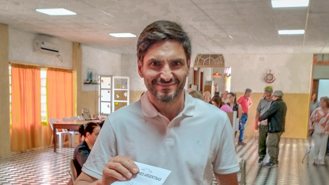 Maximiliano Pullaro ayer, al votar en el pueblo de Hughes.