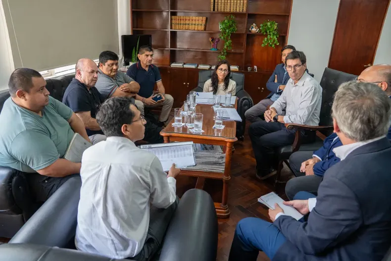 Torres en la mesa de negociación que avanzó con un supuesto acuerdo el lunes por la mañana. 