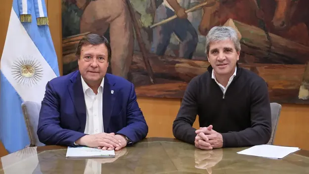 La gira de Alberto Weretilneck: Toto Caputo firmó la habilitación para tomar créditos por U$S 145 millones