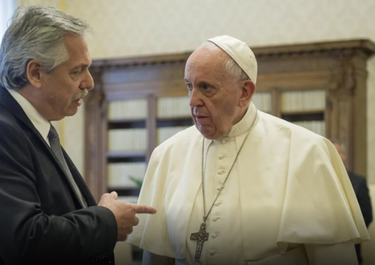 Alberto Fernández dialoga con Jorge Bergoglio durante una audiencia en el Vaticano