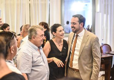 El intendente de la capital de La Pampa, Luciano di Nápoli, junto a su vice Romina Montes de Oca y el diputado y sindicalista César Montes de Oca. FOTO: www.radiokermes.com