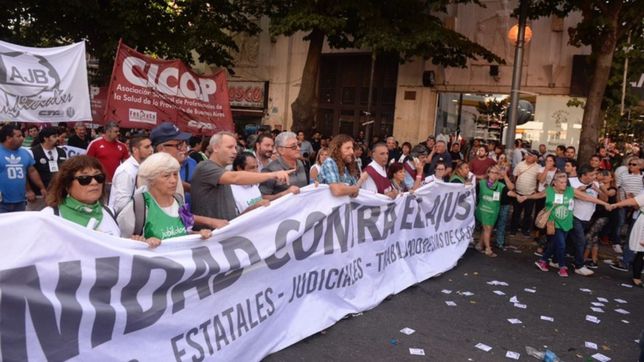 paro docente: gremios hablan de 90% y el gobierno de 40% de acatamiento