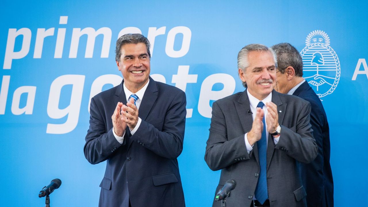 Alberto Fernández junto al gobernador Jorge Capitanich en un acto en Chaco