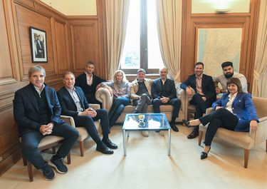 Con Santiago Caputo en medio, junto a Karina Milei, la mesa política se reunió en la Casa Rosada.&nbsp;