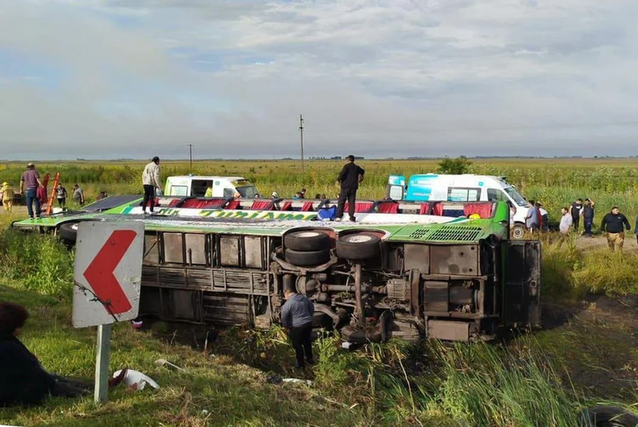 El micro que volcó en la ruta camino al 1° Encuentro Internacional de Hábitat Popular en Mar del Plata del que iba a participar Axel Kicillof.