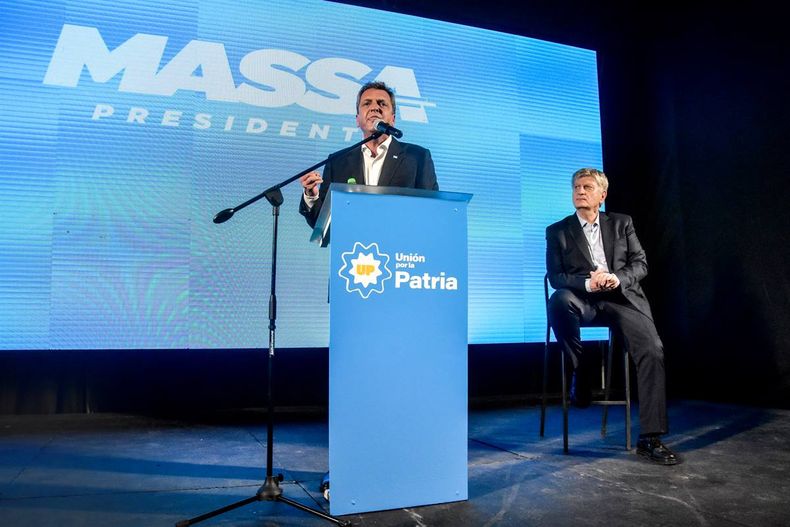 El gobernador Sergio Ziliotto y el ministro Sergio Massa encabezaron un acto masivo en un club del centro de la capital pampeana: pidieron un último esfuerzo a la militancia peronista (foto gentileza www.radiokermes.com)