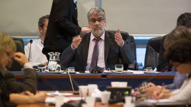 Feletti acusó a dos cadenas de supermercados de no congelar precios