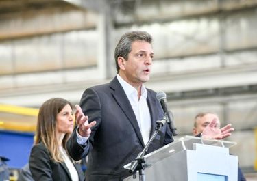 Después del garrote del ajuste, llegó la zanahoria de Massa