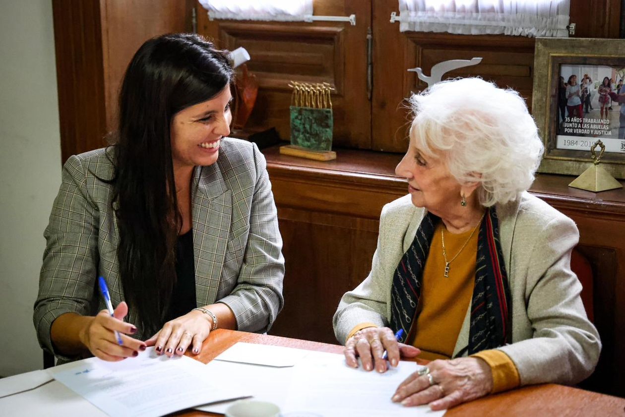 Daniela Vilar y Estela de Carlotto